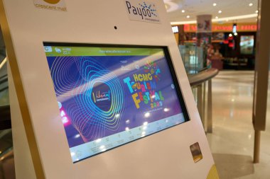 HO CHI MINH CITY, VİETNAM - CIRCA MARCH, 2023: Crescent Mall 'daki self-servis etkileşimli bilgi kioskunun yakın çekimi