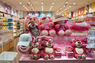 HO CHI MINH CITY, VİETNAM - CIRCA MARCH, 2023: Crescent Mall 'daki Miniso mağazasında oyuncaklar sergileniyor.