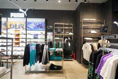 HO CHI MINH CITY, VİETNAM - CIRCA MARCH, 2023: Crescent Mall 'daki Puma mağazasının içi