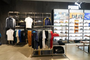 HO CHI MINH CITY, VİETNAM - CIRCA MARCH, 2023: Crescent Mall 'daki Puma mağazasının içi