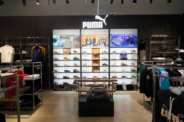 HO CHI MINH CITY, VİETNAM - CIRCA MARCH, 2023: Crescent Mall 'daki Puma mağazasının içi