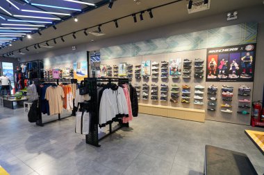 HO CHI MINH CITY, VİETNAM - CIRCA MARCH, 2023: Crescent Mall 'daki Skechers mağazasının içi