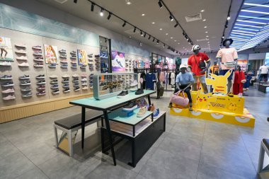 HO CHI MINH CITY, VİETNAM - CIRCA MARCH, 2023: Crescent Mall 'daki Skechers mağazasının içi