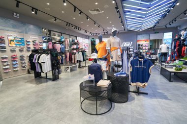 HO CHI MINH CITY, VİETNAM - CIRCA MARCH, 2023: Crescent Mall 'daki Skechers mağazasının içi