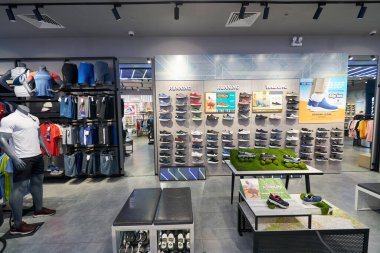 HO CHI MINH CITY, VİETNAM - CIRCA MARCH, 2023: Crescent Mall 'daki Skechers mağazasının içi