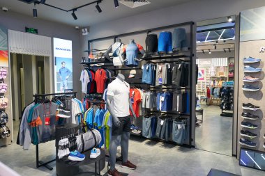 HO CHI MINH CITY, VİETNAM - CIRCA MARCH, 2023: Crescent Mall 'daki Skechers mağazasının içi
