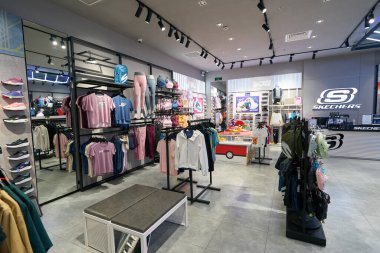 HO CHI MINH CITY, VİETNAM - CIRCA MARCH, 2023: Crescent Mall 'daki Skechers mağazasının içi
