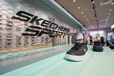 HO CHI MINH CITY, VİETNAM - CIRCA MARCH, 2023: Crescent Mall 'daki mağazada görülen Skechers Spor tabelasının yakın çekimi