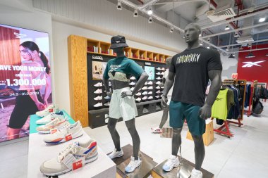 HO CHI MINH CITY, VİETNAM - CIRCA MARCH, 2023: Crescent Mall 'daki Reebok mağazasının içi