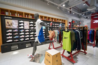 HO CHI MINH CITY, VİETNAM - CIRCA MARCH, 2023: Crescent Mall 'daki Reebok mağazasının içi