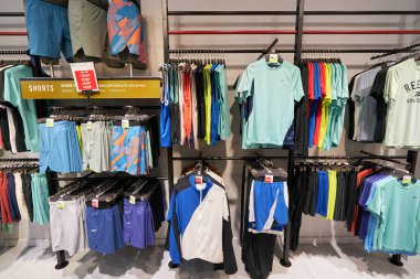 HO CHI MINH CITY, VİETNAM - CIRCA MARCH, 2023: Crescent Mall 'daki Reebok mağazasının içi