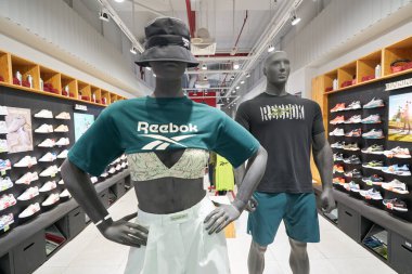 HO CHI MINH CITY, VİETNAM - CIRCA MARCH, 2023: Crescent Mall 'daki Reebok mağazasının içi