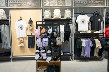 HO CHI MINH CITY, VİETNAM - CIRCA MARCH, 2023: Crescent Mall 'daki Converse perakende mağazasının içi. Converse bir Amerikan yaşam tarzı markası.