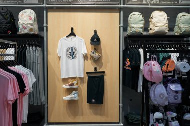 HO CHI MINH CITY, VİETNAM - CIRCA MARCH, 2023: Crescent Mall 'daki Converse perakende mağazasının içi. Converse bir Amerikan yaşam tarzı markası.