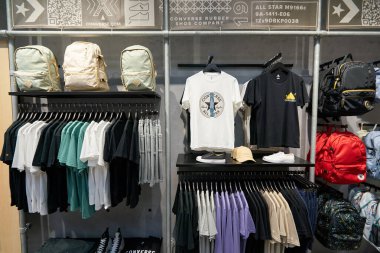 HO CHI MINH CITY, VİETNAM - CIRCA MARCH, 2023: Crescent Mall 'daki Converse perakende mağazasının içi. Converse bir Amerikan yaşam tarzı markası.