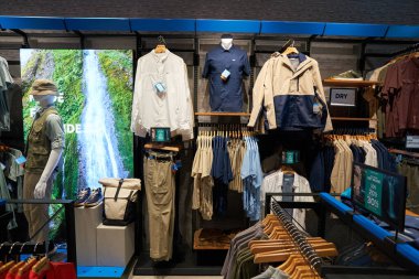 HO CHI MINH CITY, VİETNAM - CIRCA MARCH, 2023: Crescent AVM 'deki Columbia Spor Giyim Perakende Mağazasının içi