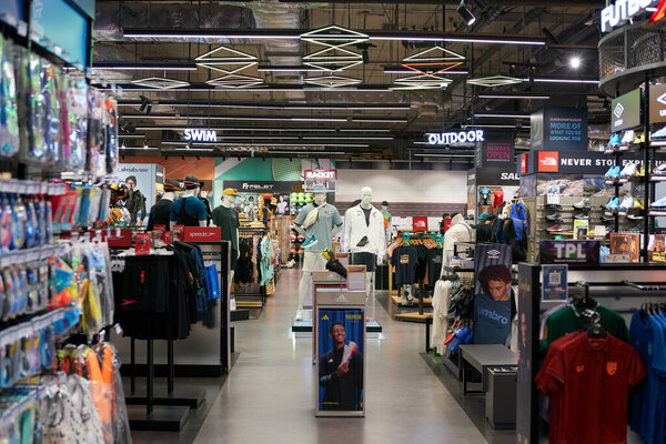 ПАТТАЙЯ, ТАИЛАНД - КИРКА АПРЕЛЬ, 2023 год: в магазине Supersports в Центральной Паттайе (CentralFestival Pattaya Beach).