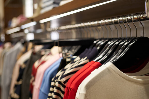 PATTAYA, THAILAND - CIRCA APRIL, 2023: различные одежды в торговом центре Tommy Hilfiger в Центральной Паттайе (CentralFestival Pattaya Beach).