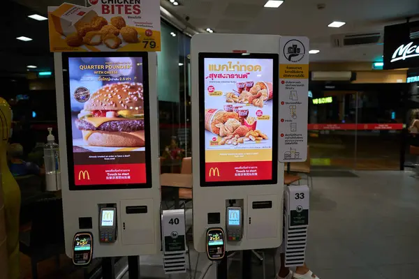 PATTAYA, THAILAND - CIRCA APRIL, 2023: Pattaya 'daki McDonald' s fast food restoranından sipariş vermek için self servis büfeleri.