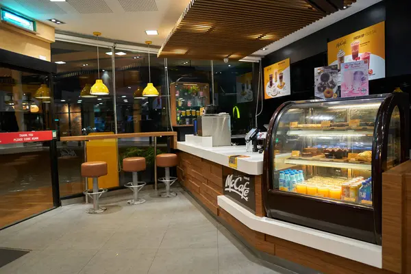 PATTAYA, THAILAND - CRCA APRIL, 2023: McCafe Pattaya 'daki McDonald' s fast food restoranında.