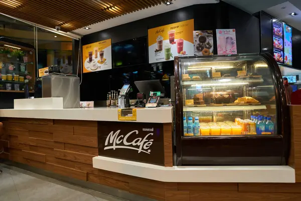 PATTAYA, THAILAND - CRCA APRIL, 2023: McCafe Pattaya 'daki McDonald' s fast food restoranında.