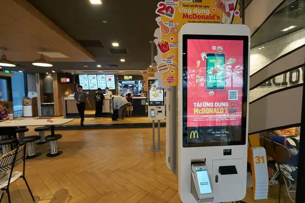 HO CHI MINH CITY, VİETNAM - CIRCA MARCH, 2023: Ho Chi Minh City 'deki McDonald' s fast food restoranının içsel çekimi