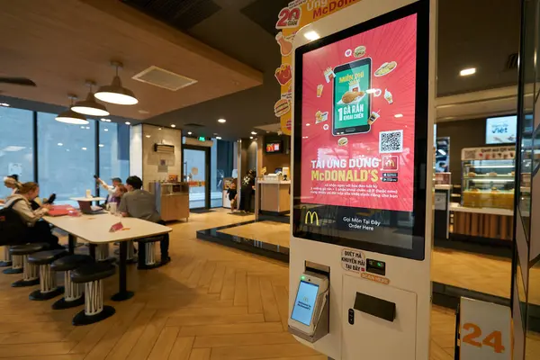 HO CHI MINH CITY, VİETNAM - CIRCA MARCH, 2023: Ho Chi Minh City 'deki McDonald' s fast food restoranının içsel çekimi