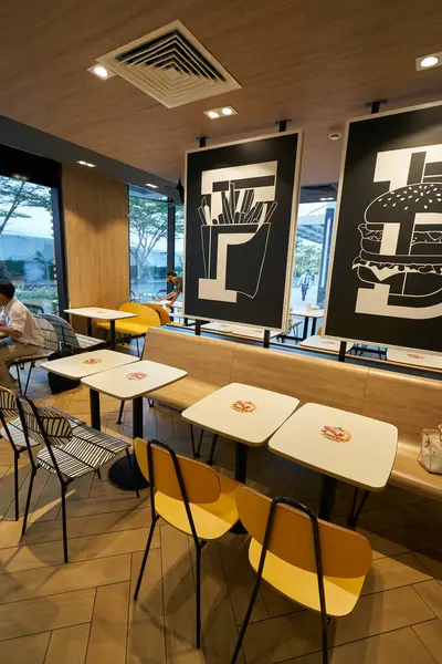 HO CHI MINH CITY, VİETNAM - CIRCA MARCH, 2023: Ho Chi Minh City 'deki McDonald' s fast food restoranının içsel çekimi