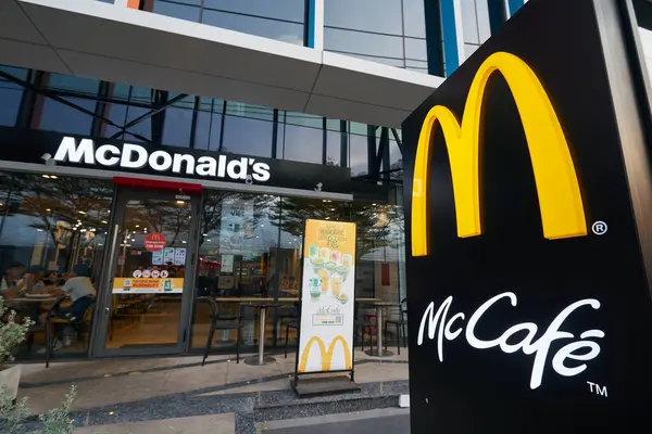 HO CHI MINH CITY, VIETNAM - CIRCA MARCH, 2023: Ho Chi Minh City 'deki McDonald' s fast food restoranında Altın Kemer ve McCafe tabelası görüldü