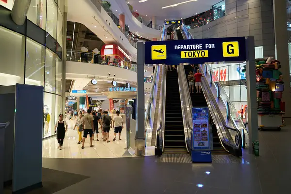 PATTAYA, THAILAND - CIRCA APRIL, 2023: Terminal 21 Pattaya 'nın iç çekimi.