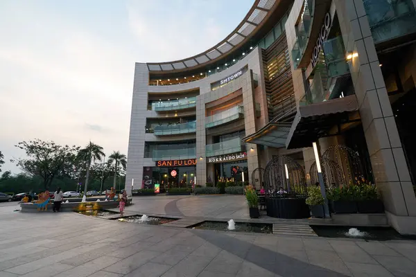 HO CHI MINH CITY, VİETNAM - CIRCA MARCH, 2023: Crescent Mall 'ın sokak manzarası