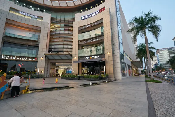 HO CHI MINH CITY, VİETNAM - CIRCA MARCH, 2023: Crescent Mall 'ın sokak manzarası