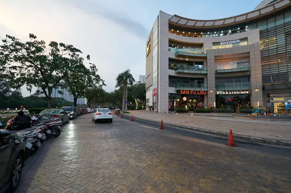 HO CHI MINH CITY, VİETNAM - CIRCA MARCH, 2023: Crescent Mall 'ın sokak manzarası