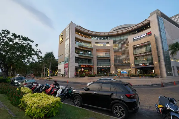 HO CHI MINH CITY, VİETNAM - CIRCA MARCH, 2023: Crescent Mall 'ın sokak manzarası