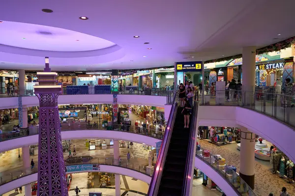 PATTAYA, THAILAND - CIRCA Nisan 2023: 21 Pattaya Terminali içindeki Eyfel Kulesi kopyası.