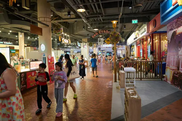 PATTAYA, THAILAND - CIRCA APRIL, 2023: Terminal 21 Pattaya 'nın iç çekimi.