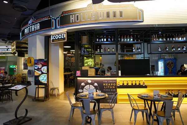 PATTAYA, THAILAND - CIRCA APRIL, 2023: Terminal 21 Pattaya 'nın iç çekimi.