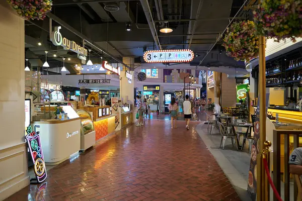 PATTAYA, THAILAND - CIRCA APRIL, 2023: Terminal 21 Pattaya 'nın iç çekimi.