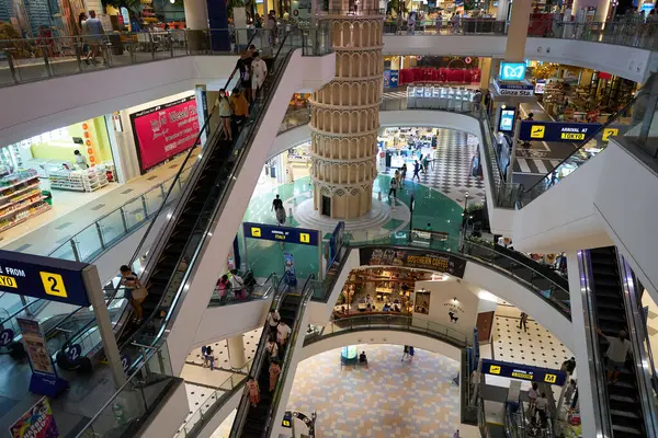 PATTAYA, THAILAND - CIRCA APRIL, 2023: Terminal 21 Pattaya 'nın iç çekimi.