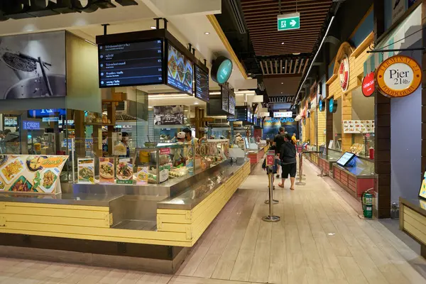 PATTAYA, THAILAND - CIRCA APRIL, 2023: Terminal 21 Pattaya 'daki yemek bölümü