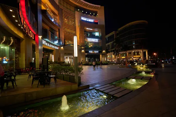 HO CHI MINH CITY, VİETNAM - CIRCA MARCH, 2023: Hilal Alışveriş Merkezi 'nin sokaktaki seviyesi. 