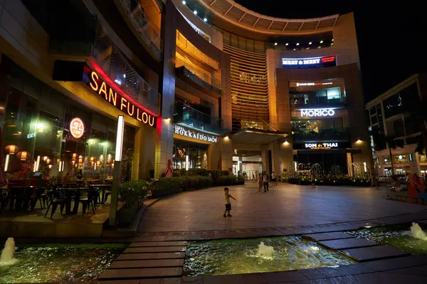 HO CHI MINH CITY, VİETNAM - CIRCA MARCH, 2023: Hilal Alışveriş Merkezi 'nin sokaktaki seviyesi. 