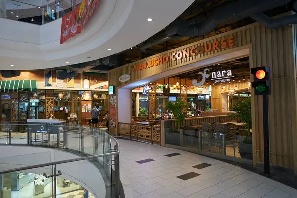 PATTAYA, THAILAND - CIRCA APRIL, 2023: Terminal 21 Pattaya 'nın iç çekimi.