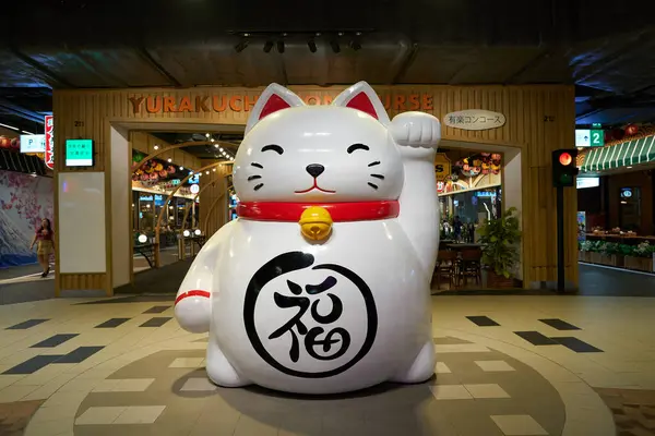 PATTAYA, THAILAND - CIRCA APRIL, 2023: Pattaya Terminali 21 'de görülen maneki-neko heykeli.