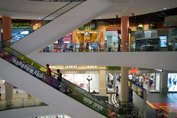 PATTAYA, THAILAND - CIRCA APRIL, 2023: Terminal 21 Pattaya 'nın iç çekimi.