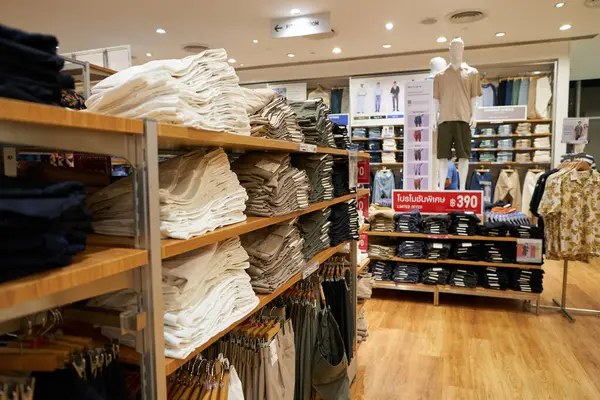 PATTAYA, THAILAND - CIRCA APRIL, 2023: Terminal 21 Pattaya 'daki Uniqlo perakende mağazasının iç çekimleri.