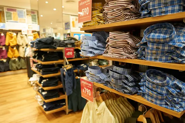 PATTAYA, THAILAND - CIRCA APRIL, 2023: Terminal 21 Pattaya 'daki Uniqlo perakende mağazasının iç çekimleri.