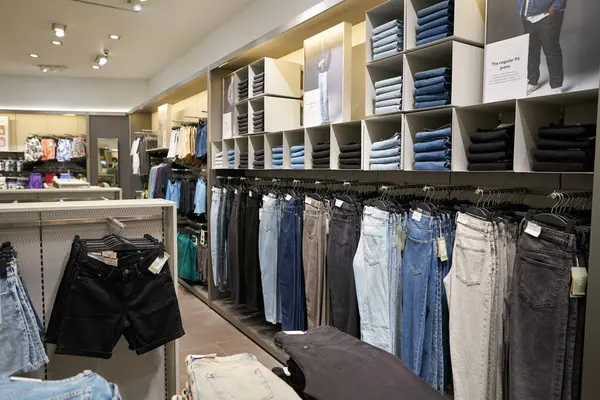 PATTAYA, THAILAND - CIRCA APRIL, 2023: Terminal 21 'deki H ve M perakende mağazasının içi. H ve M, erkekler, kadınlar, gençler ve çocuklar için hızlı moda kıyafetlerine odaklanıyor..