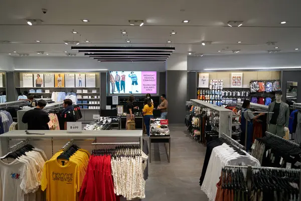 PATTAYA, THAILAND - CIRCA APRIL, 2023: Terminal 21 'deki H ve M perakende mağazasının içi. H ve M, erkekler, kadınlar, gençler ve çocuklar için hızlı moda kıyafetlerine odaklanıyor..