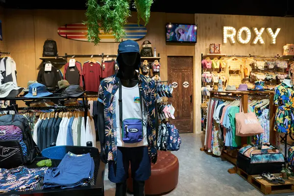 PATTAYA, THAILAND - CIRCA APRIL, 2023: Terminal 21 Pattaya 'daki Quiksilver perakende mağazasının iç çekimleri.